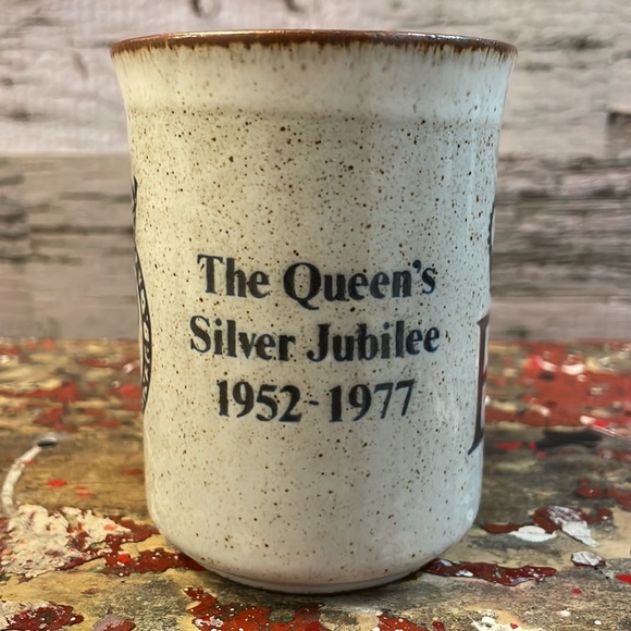 Dunoon Scotland Ceramic Pottery Queen Elizabeth Silver Jubilee Celebration Mug - Picture 3 of 11